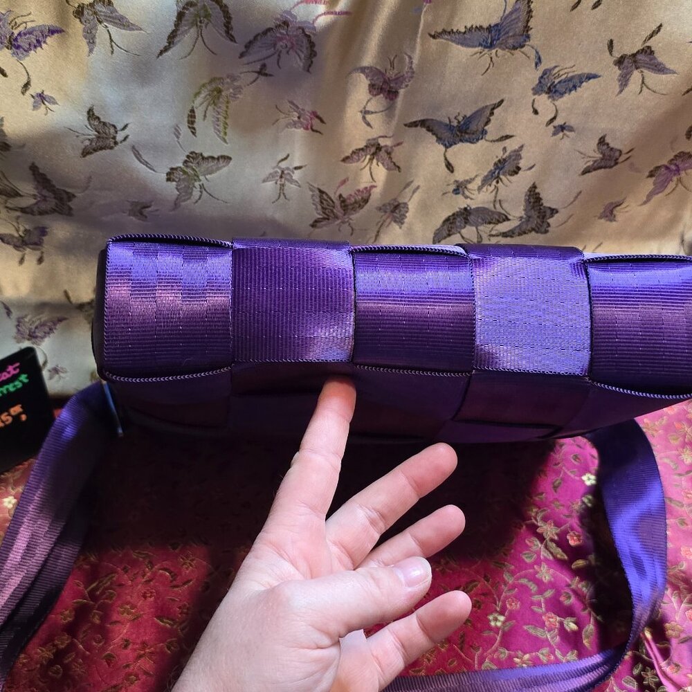 Harveys Seatbelt Mini Messenger Mulberry Purple - Picture 4 of 8